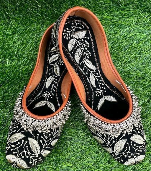 STYLISH JUTTI WITH KADHAI